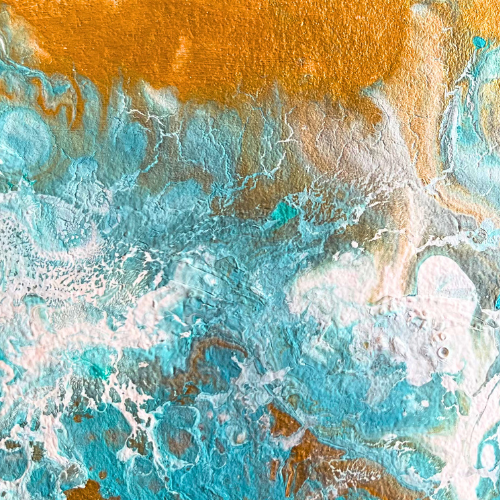 imagen de pintura abstracta en tonos acqua, dorado y blanco simulando el corte de un acantilado sobre el mar