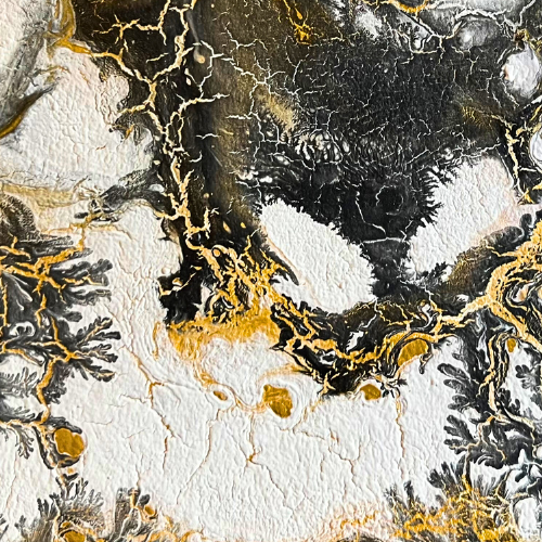 imagen de pintura abstracta con técnica de acrílico fluido en tonos negros, blanco y dorado.