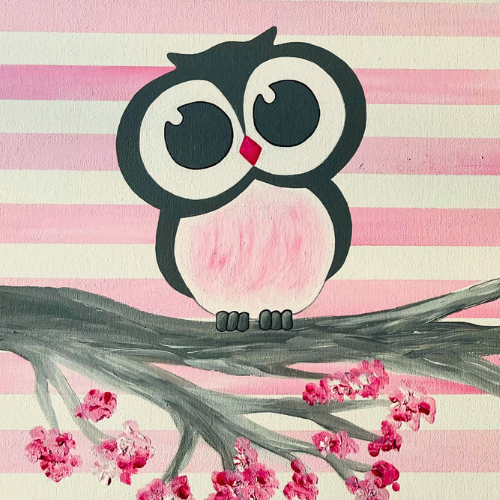 imagen de pintura de una lechuza sobre la rama de un árbol con flores fucsias. Fondo rayado en rosa claro y blanco