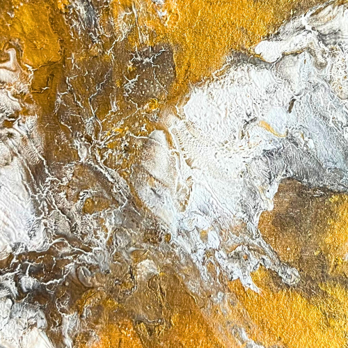 imagen de pintura abstracta con técnica fluida en tonos dorados, blancos y negros simulando un volcán en erupción